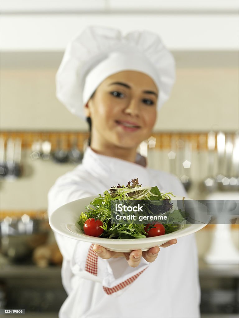 Femme chef avec de la salade fraîche - Photo de Adulte libre de droits