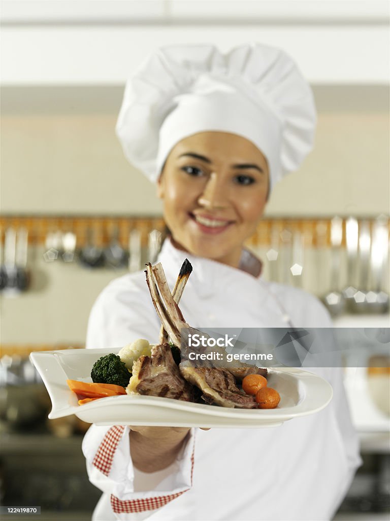 Chef servant un plat de côtes levées - Photo de Assiette libre de droits