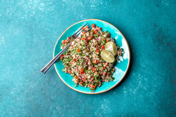 traditioneller libanesischer salat tabouli tabule mit quinoa, kräutern, tomaten, minze und zitrone - tabbouleh vegeterian food middle stock-fotos und bilder