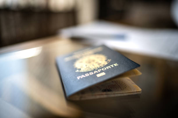 passaporte brasileiro na mesa - passaporte e visto - fotografias e filmes do acervo