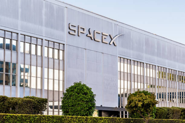 SpaceX headquarters in Hawthorne, California Dec 8, 2019 Hawthorne / Los Angeles / CA / USA - SpaceX (Space Exploration Technologies Corp.) headquarters; SpaceX is a private American aerospace manufacturer elon musk stock pictures, royalty-free photos & images