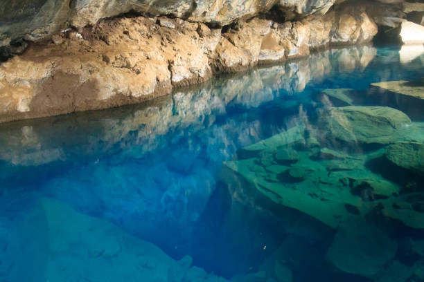 grjotagja lava cave widok wnętrza, islandia landmark - non urban scene standing water waterhole landscape zdjęcia i obrazy z banku zdjęć