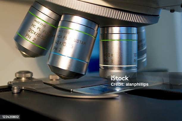 Microscopio Obiettivi - Fotografie stock e altre immagini di Attrezzatura - Attrezzatura, Attrezzatura per la ricerca, Biologia