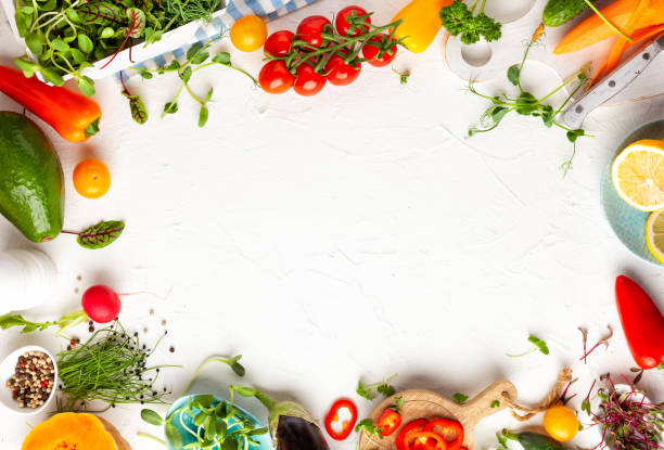 verduras frescas, frutas, microverdes y hierbas para cocinar comidas saludables en casa. - frescura fotografías e imágenes de stock