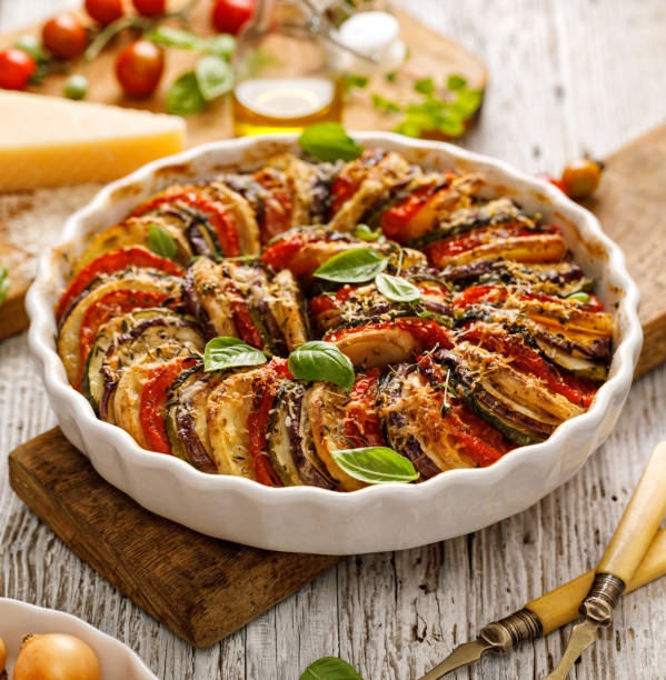 запеканка tian provencal с различными овощами традиционное вегетарианское блюдо - zucchini gratin casserole squash стоковые фото и изображения