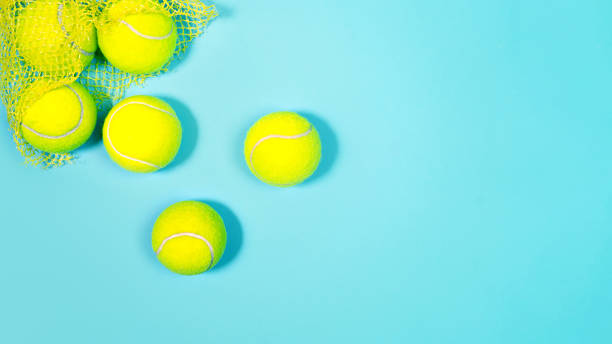 tennisbälle aus nächster nähe auf blauen harten tennisplatz. - tennis court tennis ball racket stock-fotos und bilder