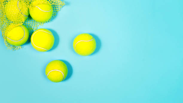 las pelotas de tenis se cierran en la cancha de tenis dura azul. - torneo de tenis fotografías e imágenes de stock