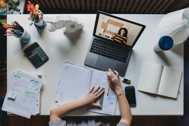 ragazza che studia a casa con un laptop - concetto homeschooling - vista ad angolo alto - professor teacher female blackboard foto e immagini stock