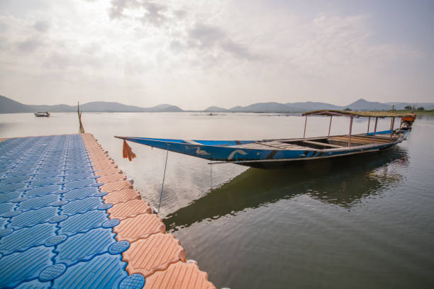 bateau et paysage à l’inde odisha de déambuler - ramble photos et images de collection