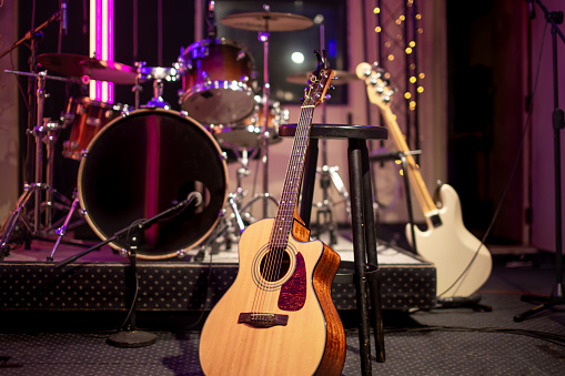 Guitarra acústica en el fondo de un estudio de grabación. Espacio para los ensayos de músicos. El concepto de creatividad musical. photo