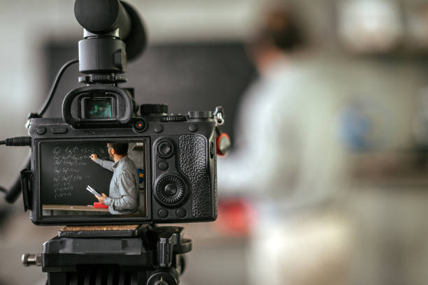 aufnahme von pädagogischem video-tutorial für vlog - camcorder fotos stock-fotos und bilder