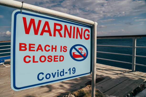 la plage est fermée en raison du panneau d’avertissement covid-19 à l’entrée de la plage. campagne sur les médias sociaux pour la prévention du coronavirus. vacances est annulée, concept d’arrêt - beach cancelled close up color image photos et images de collection