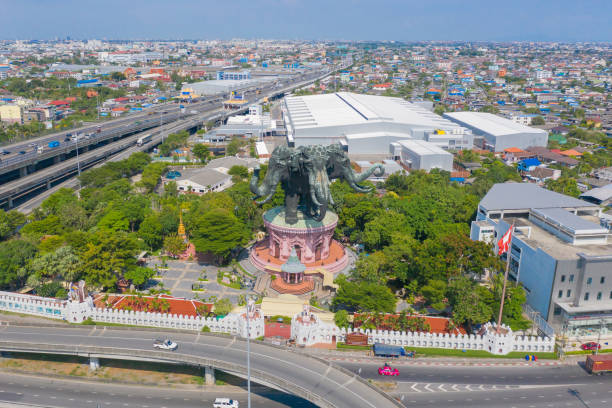 Aerial view of Erawan Museum is a Elephant head sculpture with 3 heads. Tourist attraction of Samut Prakan district with Downtown Bangkok. Urban city at noon, Thailand. Thai landmark architecture. la vista aérea del museo erawan es una escultura de cabeza de elefante con 3 cabezas. atracción turística del distrito de samut prakan con el centro de bangkok. ciudad urbana al mediodía, tailandia. arquitectura de referencia tailandesa.