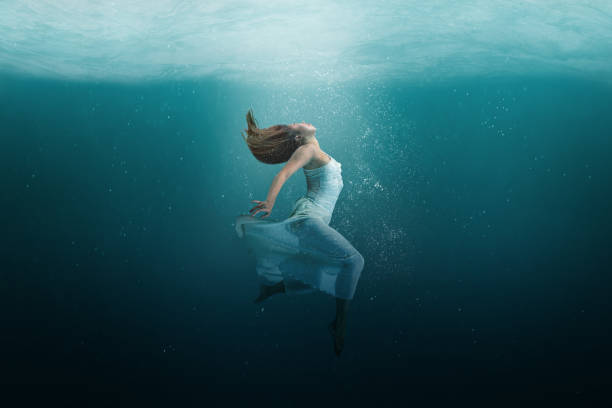 bailarín bajo el agua en un estado de levitación pacífica - mala de la sirenita fotografías e imágenes de stock