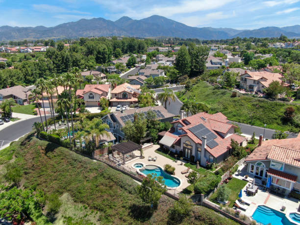 vue aérienne des communautés privées planifiées par le maître avec de grandes villas avec piscine, mission viejo - house residential structure california mansion photos et images de collection