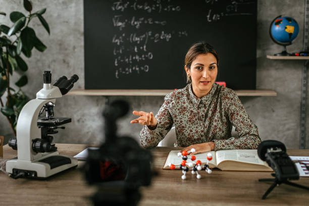 カメラに彼女のvlogのための教育ビデオを記録する女性 - professor teacher female blackboard ストックフォトと画像