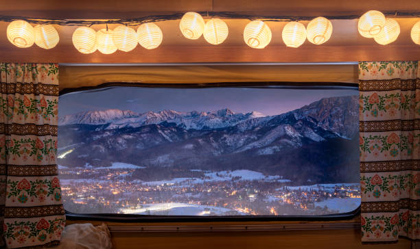 zakopane iluminado após o anoitecer no inverno, vista da janela do campista - poland mountain tatra mountains giewont - fotografias e filmes do acervo