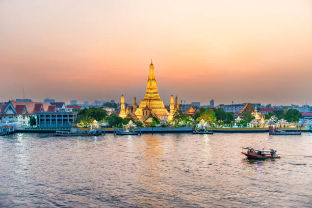 istock Night Illuminated Temple of Dawn or Wat Arun 1224239642