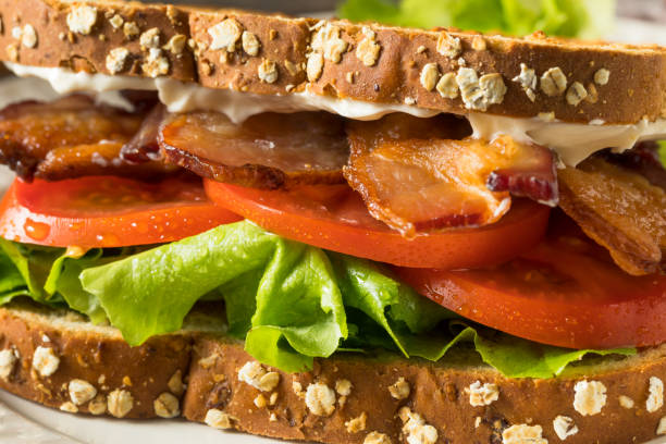 domowa kanapka z pomidorem z sałaty z boczkiem blt - sandwich delicatessen bacon lettuce and tomato mayonnaise zdjęcia i obrazy z banku zdjęć