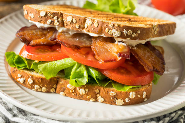 domowa kanapka z pomidorem z sałaty z boczkiem blt - sandwich delicatessen bacon lettuce and tomato mayonnaise zdjęcia i obrazy z banku zdjęć