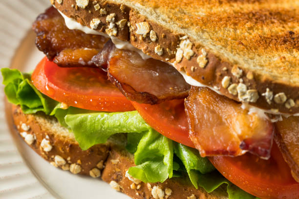 sándwich de tomate de lechuga de tocino casero blt - sandwich delicatessen bacon lettuce and tomato mayonnaise fotografías e imágenes de stock