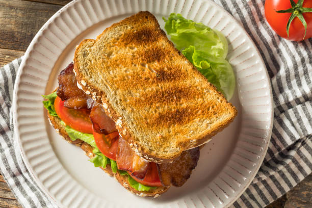 domowa kanapka z pomidorem z sałaty z boczkiem blt - sandwich delicatessen bacon lettuce and tomato mayonnaise zdjęcia i obrazy z banku zdjęć