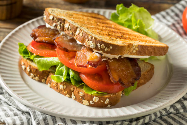 sándwich de tomate de lechuga de tocino casero blt - sandwich delicatessen bacon lettuce and tomato mayonnaise fotografías e imágenes de stock