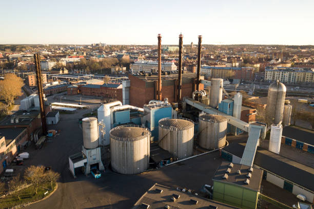 석유 산업 지역의 큰 연료 저장소와 정유 공장의 금속 배기 파이프의 공중 보기. - architecture chemical plant diesel fuel and power generation 뉴스 사진 이미지