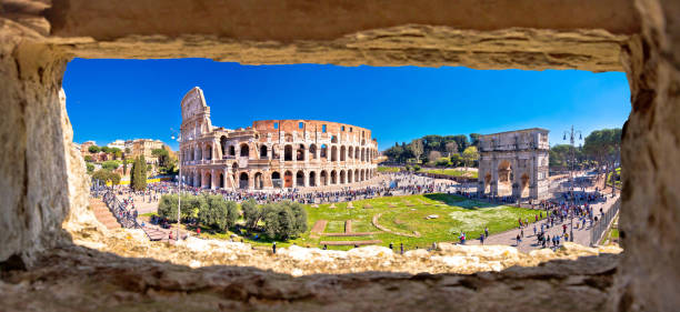 rom. kolosseum von rom und konstantinsbogen malerischer panoramablick durch steinfenster - coliseum traditional culture history rome stock-fotos und bilder