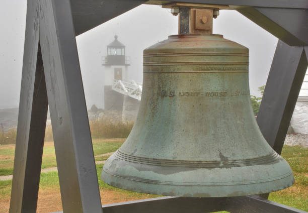 큰 종과 마샬 포인트 라이트, 포트 클라이드, 메인. - lighthouse maine beacon marshall point lighthouse 뉴스 사진 이미지