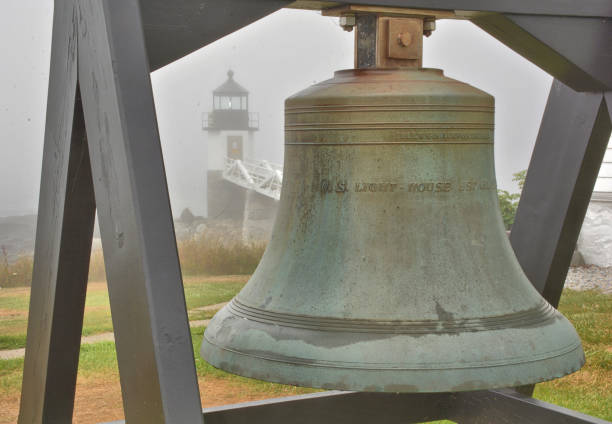 большой колокол и маршалл-пойнт-лайт, порт-клайд, штат мэн. - lighthouse marshall point lighthouse beacon maine стоковые фото и изображения