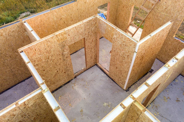 construcción de nueva y moderna casa modular. paredes hechas de paneles de sorbo de madera compuesta con aislamiento de espuma de poliestireno en el interior. construir un nuevo marco de concepto de hogar energéticamente eficiente. - prefabricate fotografías e imágenes de stock