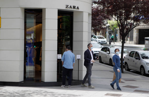 Buyers in the first store opened by the 'Inditex' group, under the name 'Zara' after reopening today after being closed by the covid-19 Coruña-Spain. Buyers in the first store opened by the 'Inditex' group, under the name 'Zara' after reopening today after being closed by the covid-19 on May 7, 2020 named animal stock pictures, royalty-free photos & images