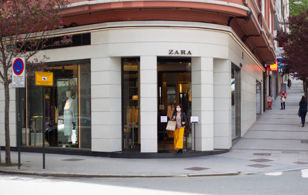 Buyers in the first store opened by the 'Inditex' group, under the name 'Zara' after reopening today after being closed by the covid-19 Coruña-Spain. Buyers in the first store opened by the 'Inditex' group, under the name 'Zara' after reopening today after being closed by the covid-19 on May 7, 2020 named animal stock pictures, royalty-free photos & images