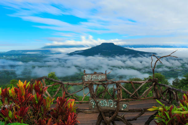 ponto de vista phu pa por. atração turística famosa em loei, similar mt.fuji. no quadro de sinais escrito como phu pa poh em tailandês - new zealand forest landscape mountain - fotografias e filmes do acervo