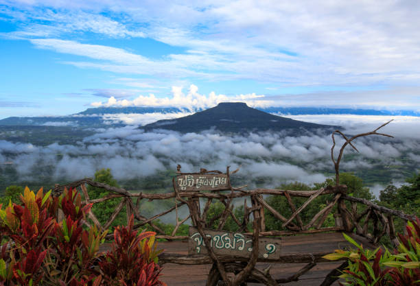 ponto de vista phu pa por. atração turística famosa em loei, similar mt.fuji. no quadro de sinais escrito como phu pa poh em tailandês - new zealand forest landscape mountain - fotografias e filmes do acervo