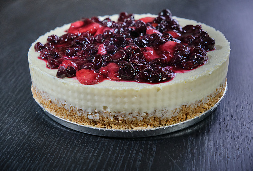 a cheesecake of red fruits: strawberries, raspberries and blueberries