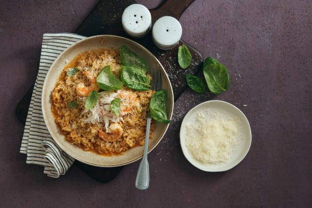 risotto mit krabbenfleisch und garnelen - parmesan cheese risotto rice basil stock-fotos und bilder