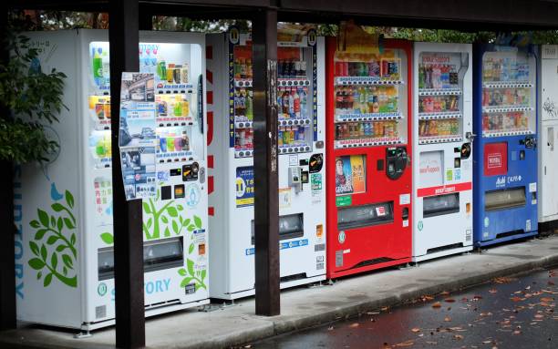 торговые автоматы - vending machine machine soda selling стоковые фото и изображения