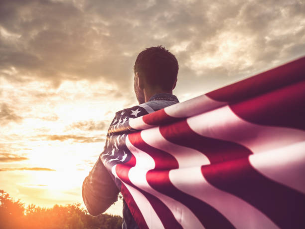 uomo attraente che tiene bandiera degli stati uniti d'america - american flag flag usa waving foto e immagini stock