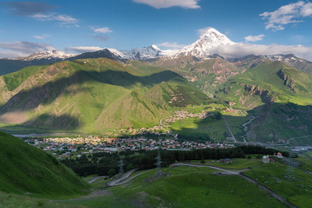 schöne sommersaison in kazbegi stadt, kaukasus-gebirge in georgien - kazbek stock-fotos und bilder