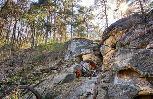 砂岩の岩の風景のブランケンブルクのゲンゲンシュタインミュールレの岩の中のミルホイール。ハルツ国立公園。ザクセン=アンハルト州(ドイツ) - regenstein ストックフォトと画像
