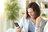 aufgeregte-erwachsene-frau-feiert-nachrichten-am-telefon-zu-hause.jpg?b=1&s=170x170&k=20&c=Wjs5HHwkAyeDm0oAIQl7Rac8BXhRXBqoD9qjqN31dvc=