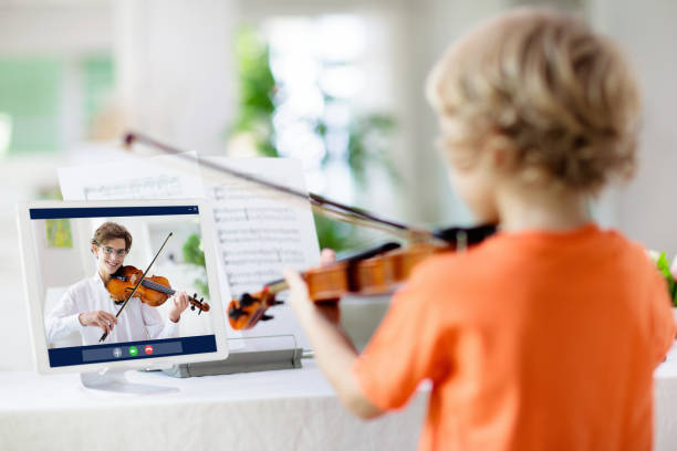 niño tocando el violín. aprendizaje remoto. - violinist violin classical music classical concert fotografías e imágenes de stock