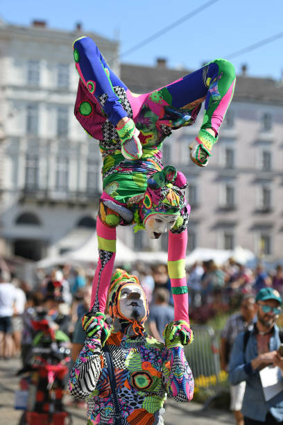 linzer pflasterspektakel, international street performance festival (upper austria, austria) - traditional festival juggling women performer imagens e fotografias de stock