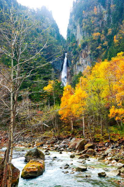 ginga tombe et ryesei tombe à sounkyo onsen , hokkaido, japon. - parc national de daisetsuzan photos et images de collection