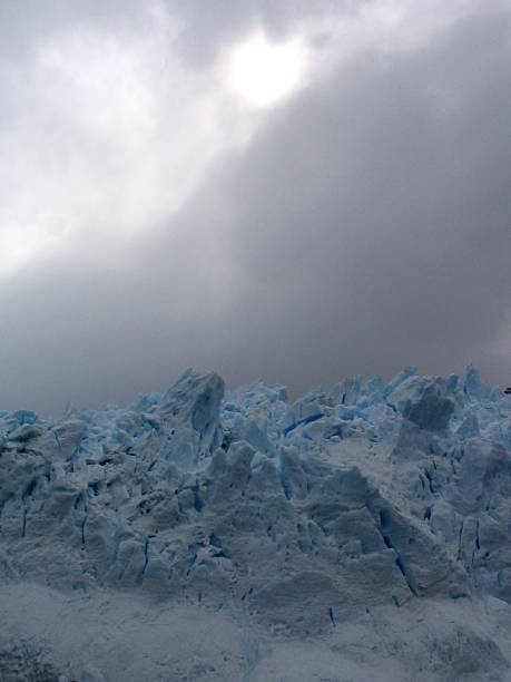 glaciar perito moreno en patagonia, sur de argentina - patagonia ice shelf vertical argentina fotografías e imágenes de stock