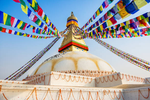 boudhanath stupa katmandou népal avec des drapeaux de prière - bodnath stupa kathmandu stupa flag photos et images de collection