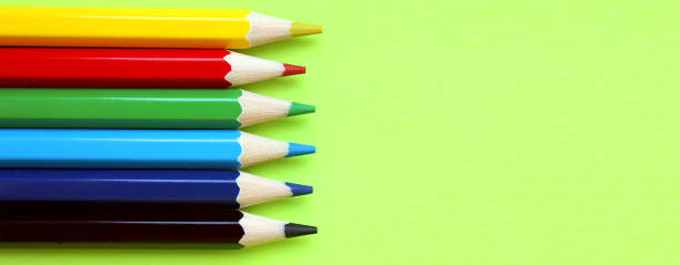 kolorowe ołówki na żółtym tle. 6 kolorów czarny, niebieski, niebieski, zielony, czerwony, żółty. ołówki są dobrze szlifowane. flatlay. izolowane. sztuki. arteterapia. wypoczynek. ołówki są umieszczone po lewej stronie. banner - flatey zdjęcia i obrazy z banku zdjęć