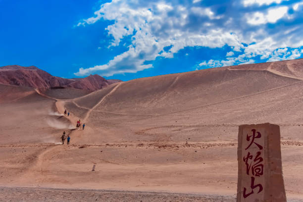 as montanhas flamejantes estão localizadas na parte norte da bacia de turpan em xinjiang - turpan - fotografias e filmes do acervo